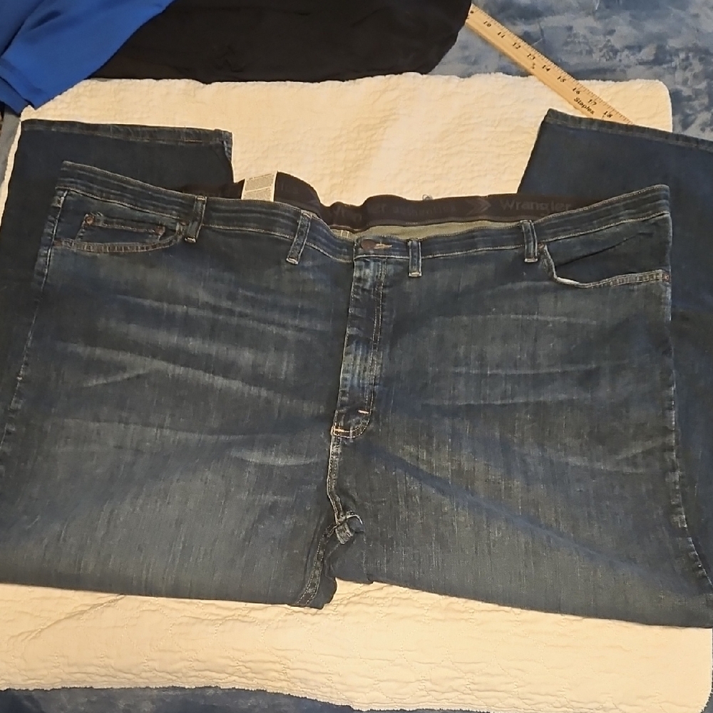 Wrangler Men's Dark Blue Relaxed Jeans New with tags size 54x30 - Picture 2 of 3